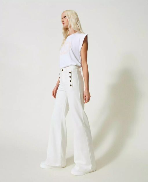 Rozšírené biele džínsy s ozdobnými gombíkmi TWINSET